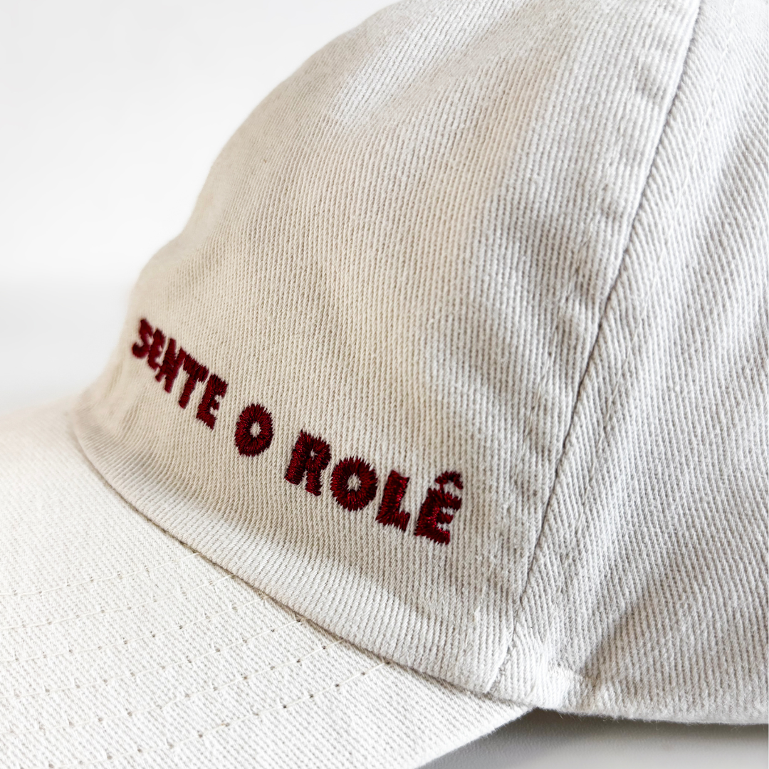 Gorra Sente o Rolê off white con bordado rojo